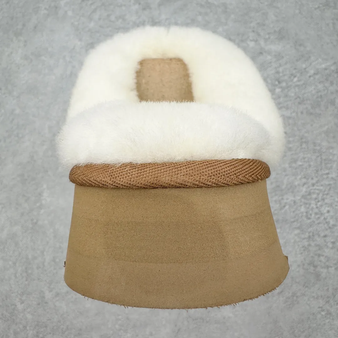 Pick up locally 💰520 UGG 2550 Star thick-soled autumn and winter sheep fur integrated snow boots. All shoes are made from ZP. Longfeng A-grade Australian imported sheep fur integrated brand OEM production line. Fully follow the ZP process. OEM original pattern maker adheres to the principle of no original shoes and no development selection. Pay attention to every detail. The most authentic TREADLITE "light wing" technology outsole on the market. Lightweight/durable/flexible/pile size: 35 36 37 38 39 40 Coding: by2936060